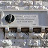 Su questo lato si trova anche la lapide a Filippo Corridoni. Il ritratto bronzeo � firmato dallo scultore molfettese Giulio Cozzoli, allievo di Filippo Cifariello. Raffigura Corridoni a mezzorilievo con accanto l�epigrafe che ricorda il suo eroismo in guerra